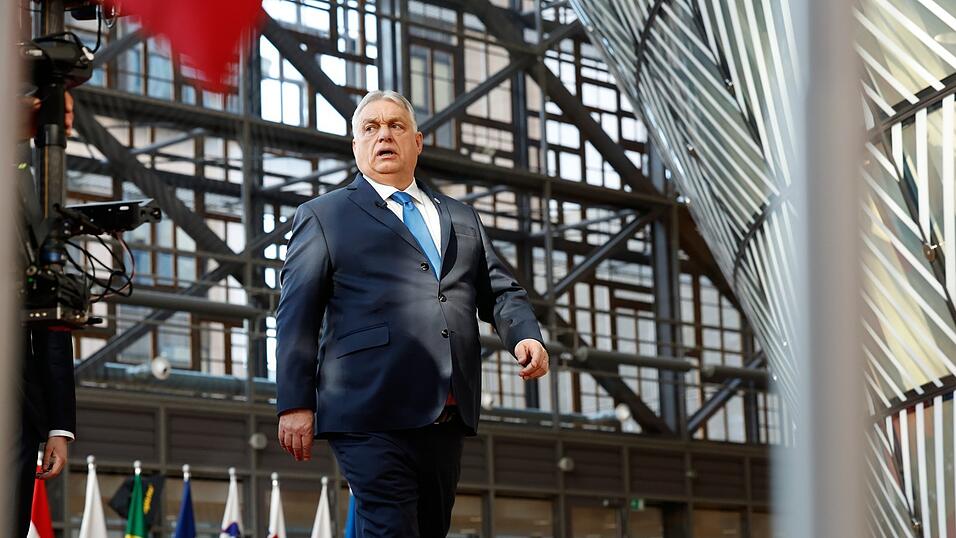 Viktor Orb&aacute;n schlendert vor dem Gipfel entspannt den roten Teppich entlang, bleibt aber beharrlich bei seinen Forderungen.