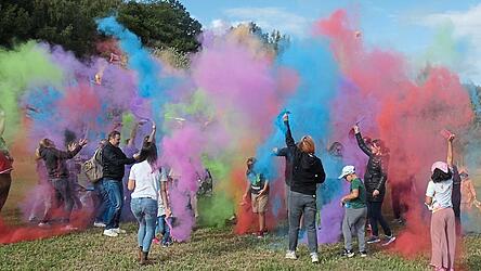 Nicht nur f&uuml;r Kinder ein riesen Spa&szlig;: das indische Farbspektakel mit Holi-Pulver