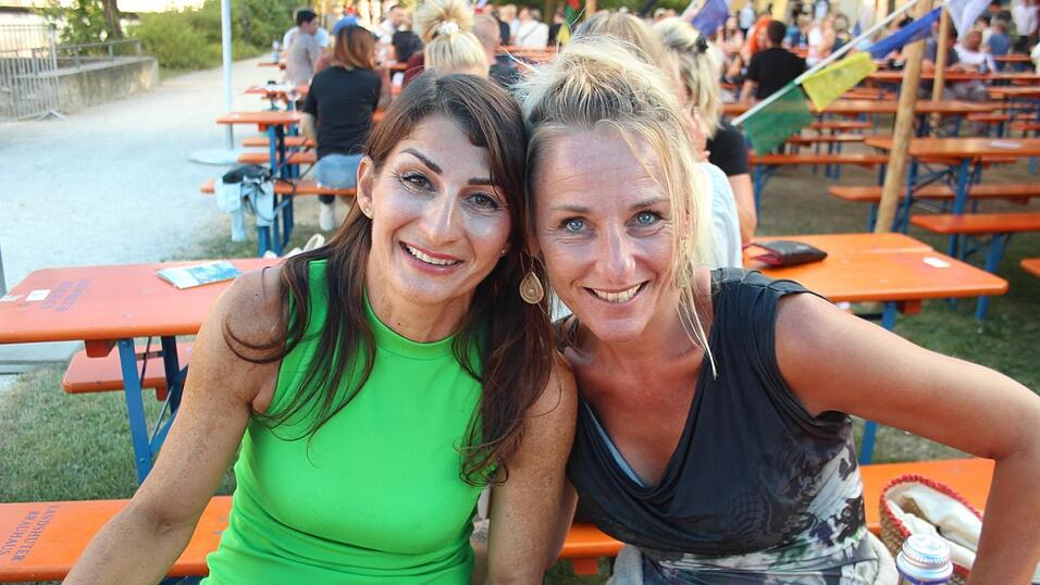 Die Besucher genossen den ersten Abend des Sommergartens auf der Mühleninsel. Die Besucher genossen den ersten Abend des Sommergartens auf der Mühleninsel.