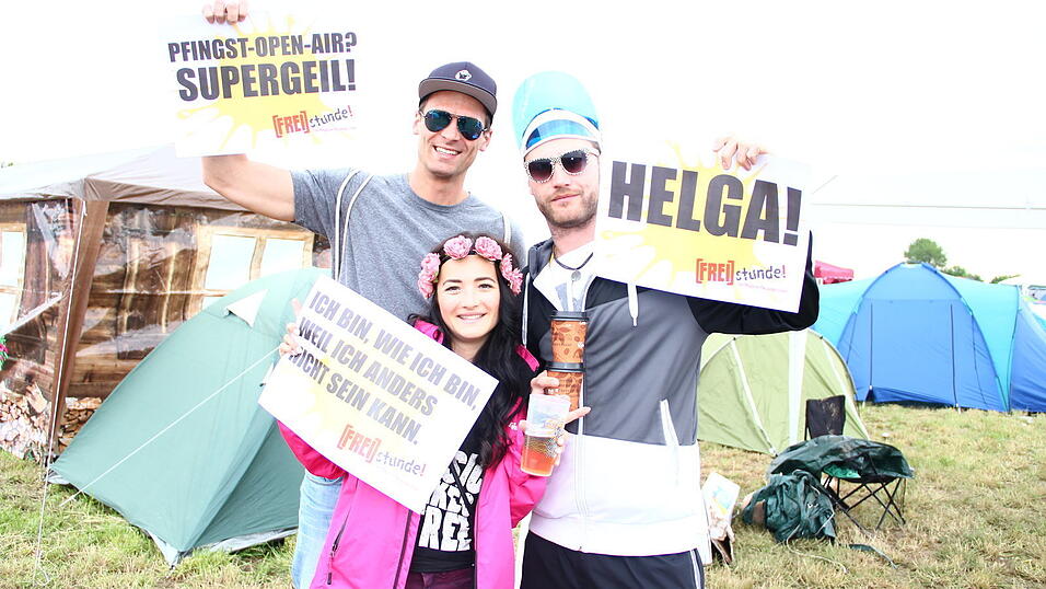 Die Besucher des Pfingst-Open-Airs in Salching sind schon in Feierlaune, aufgenommen von David Voltz am Freitag.