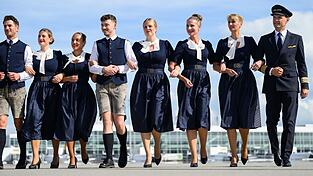 Auf ausgewählten Flügen trägt die Trachtencrew der Lufthansa ihre neuen Outfits. Auf ausgewählten Flügen trägt die Trachtencrew der Lufthansa ihre neuen Outfits.
