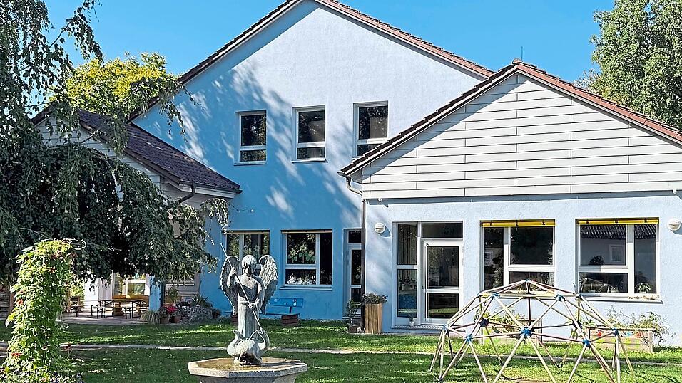 Den 1968 in großer Eigenleistung errichteten Kindergarten St. Michael ziert im Garten eine von Hermann Knüpfer geschaffene und gestiftete Figur des Erzengels Michael.