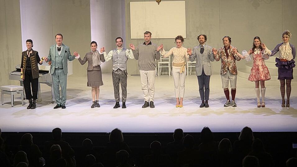 Mit tosendem Beifall wurde am Samstag im sehr gut gef&uuml;llten Theaterzelt die zweite Vorstellung von Moli&egrave;res &bdquo;Der Menschenfeind&ldquo; bedacht.