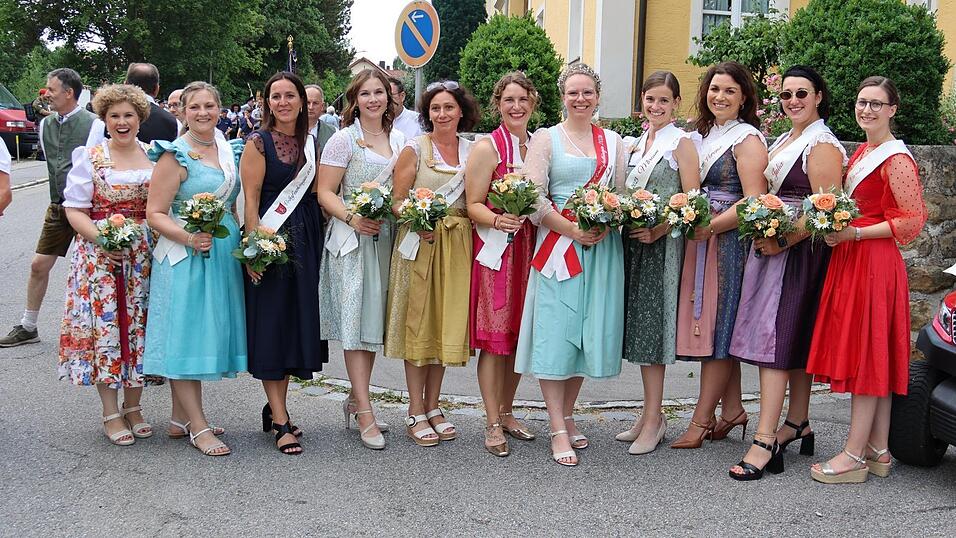 Farbenfroh: die Volksfestk&ouml;niginnen.