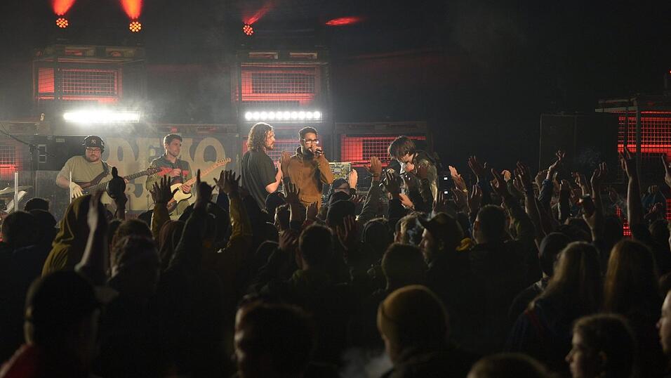 Bevor Liquid alleine auf der B&uuml;hne stand, trat er mit Demograffics f&uuml;r ein paar Songs auf.