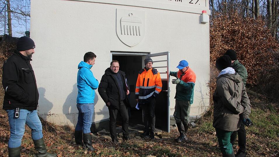 Markus Schmidberger (Dritter von rechts) erl&auml;utert, wie Flederm&auml;use einen Weg zum neuen Winterquartier finden.