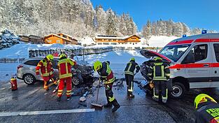 Die Bundesstra&szlig;e 305 war nach dem Unfall f&uuml;r mehrere Stunden voll gesperrt.