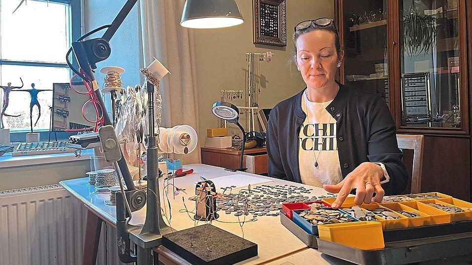 Die Donausteine werden sortiert, besonders für Ohrringe müssen sie möglichst gleich groß sein. Die Donausteine werden sortiert, besonders für Ohrringe müssen sie möglichst gleich groß sein.