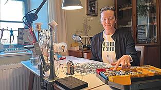 Die Donausteine werden sortiert, besonders für Ohrringe müssen sie möglichst gleich groß sein. Die Donausteine werden sortiert, besonders für Ohrringe müssen sie möglichst gleich groß sein.