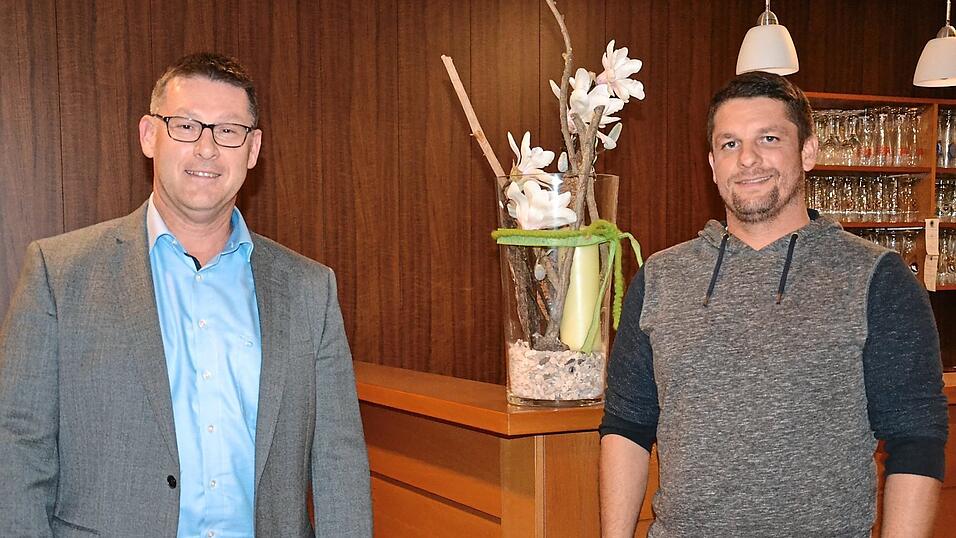 B&uuml;rgermeister Helmut Fichtner (links) gratulierte Mathias Stiegler zur Wahl als Ortssprecher von Holzmannshausen und freute sich, ihn schon bald am Ratstisch begr&uuml;&szlig;en zu d&uuml;rfen.