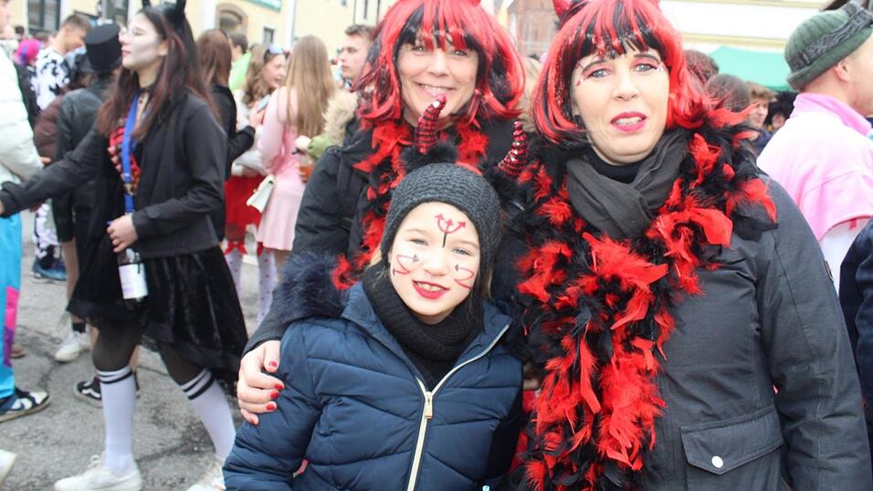 Beste Stimmung herrschte beim Rosenmontagszug in Geisenhausen.