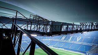 Durch Tauwasser infolge des starken Wintertreibens im Norden sind Beulen in der Dachmembran des Hamburger Volksparkstadions erkennbar.