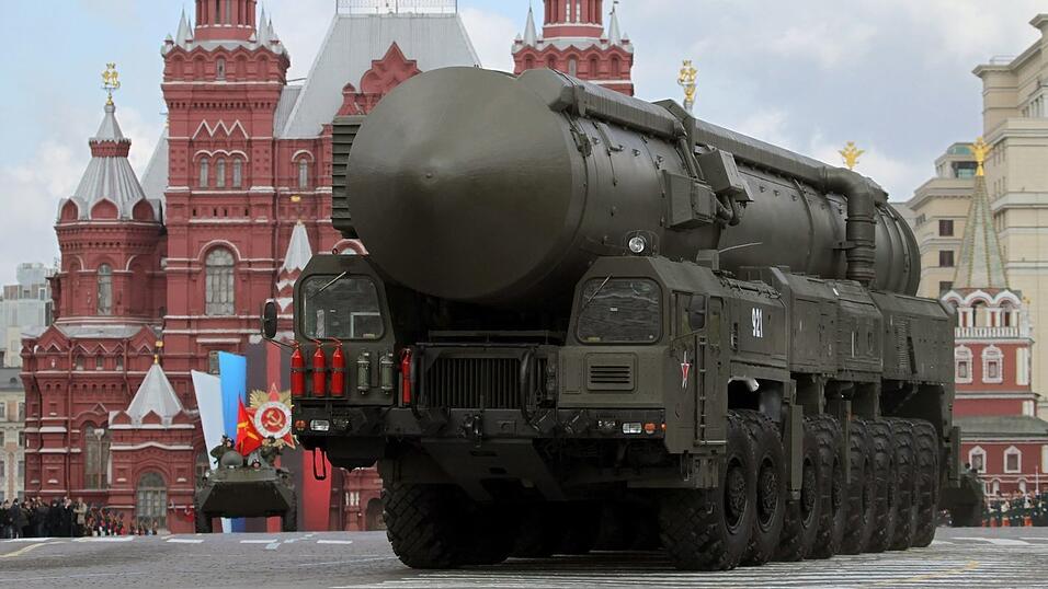 Russland zeigt in Sachen Atomwaffen die Muskeln: Hier rollt eine strategische Atomrakete vom Typ Topol-M bei einer Milit&auml;rparade durch Moskau. (Archivbild)