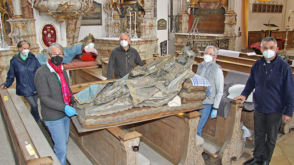 Fast schon etwas gruselig: die Reliquien wurden am Dienstag in der Maria Thalheimer Wallfahrtskirche f&uuml;r eine Restauration transportfertig gemacht von (v. l.) Judith Schekulin (Landesamt f&uuml;r Denkmalpflege), Irmgard Schnell-St&ouml;ger (Fachleitung Restaurierung), Andreas Scheuch (M&ouml;belrestaurator), Uta Ludwig (Restaurierung Leiber) und Diakon Christian Past&ouml;tter.