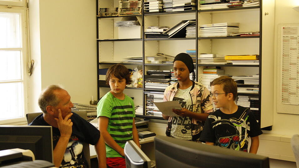 Die 4a und 4b der Grundschule Alburg besuchte am Donnerstag, 11. Juli, zusammen mit ihren Lehrerinnen Frau Scheer und Frau Schill das Verlagshaus des Straubinger Tagblatts. (Foto: Gabauer) Die 4a und 4b der Grundschule Alburg besuchte am Donnerstag, 11. Juli, zusammen mit ihren Lehrerinnen Frau Scheer und Frau Schill das Verlagshaus des Straubinger Tagblatts. (Foto: Gabauer)
