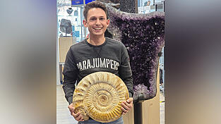 Seit seiner Kindheit sammelt Jonathan Lehner Mineralien und Fossilien. Im August zog er mit seinem Laden von der Ottogasse an den Theresienplatz. In der Hand hält er einen Ammonit. Seit seiner Kindheit sammelt Jonathan Lehner Mineralien und Fossilien. Im August zog er mit seinem Laden von der Ottogasse an den Theresienplatz. In der Hand hält er einen Ammonit.