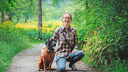 Die Wildtierökologin und Jägerin Farina Sooth spaziert am Nachmittag mit ihrem dreijährigen Bayerischen Gebirgsschweißhund Astor durch den Münchner Westpark.