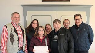 510 Unterschriften wurden am Montagabend vor der Gemeinderatssitzung an Bürgermeister Martin Betzinger (l.) übergeben. Weitere Listen liegen noch im Tierheim. 510 Unterschriften wurden am Montagabend vor der Gemeinderatssitzung an Bürgermeister Martin Betzinger (l.) übergeben. Weitere Listen liegen noch im Tierheim.
