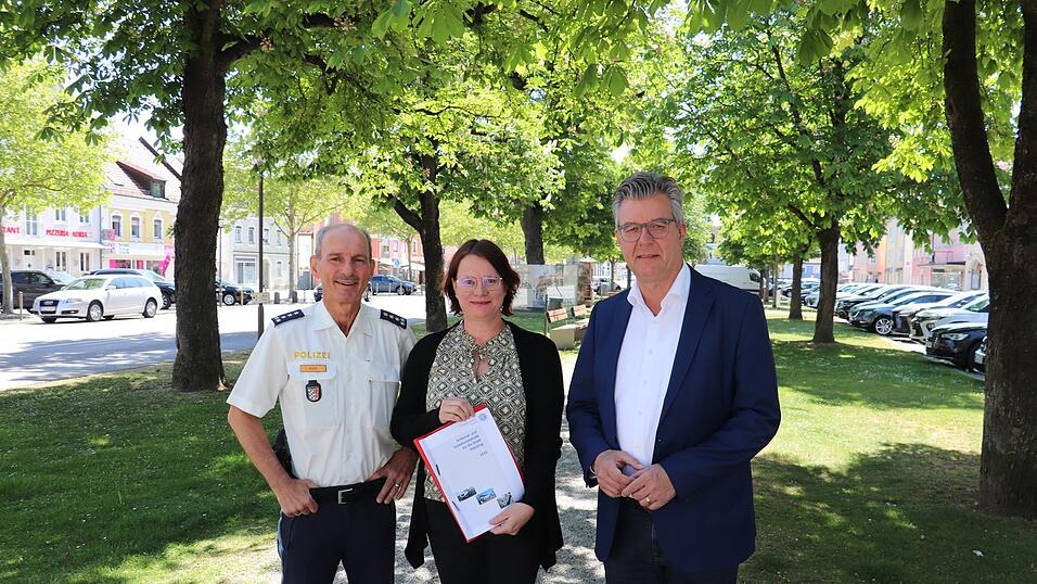 Dienststellenleiter Elmar Kastl, Ordnungsamtsleiterin Claudia Simeth und Bürgermeister Hans Schmalhofer (v.l.) stellten die Statistik für Plattling vor. Dienststellenleiter Elmar Kastl, Ordnungsamtsleiterin Claudia Simeth und Bürgermeister Hans Schmalhofer (v.l.) stellten die Statistik für Plattling vor.