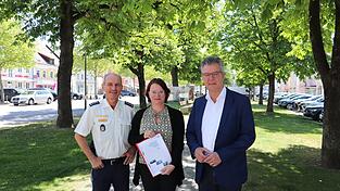 Dienststellenleiter Elmar Kastl, Ordnungsamtsleiterin Claudia Simeth und Bürgermeister Hans Schmalhofer (v.l.) stellten die Statistik für Plattling vor. Dienststellenleiter Elmar Kastl, Ordnungsamtsleiterin Claudia Simeth und Bürgermeister Hans Schmalhofer (v.l.) stellten die Statistik für Plattling vor.