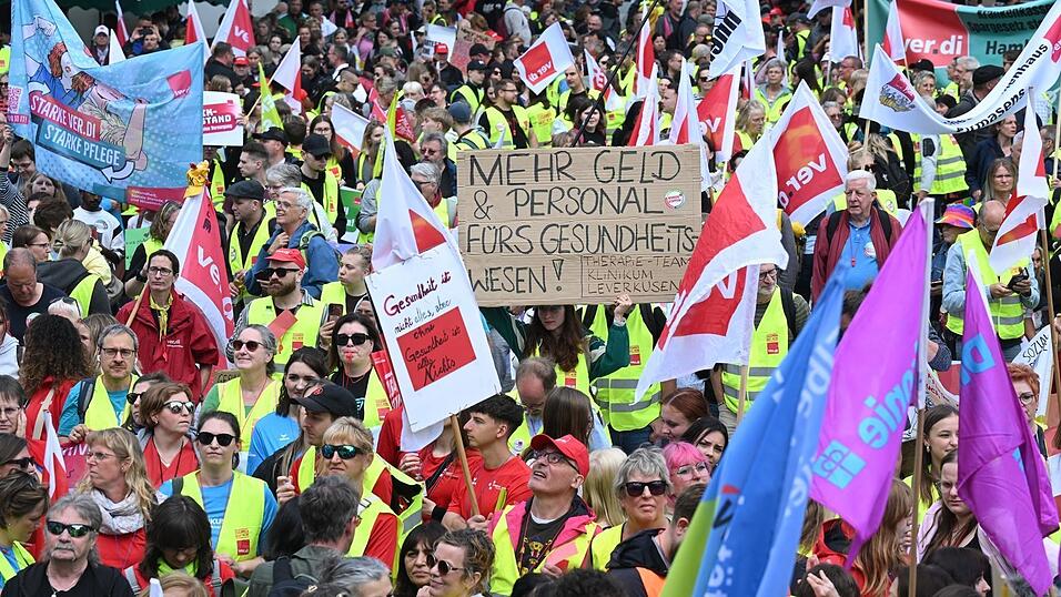 Laut Verdi nahmen 8.000 Menschen an der Demo teil. Laut Verdi nahmen 8.000 Menschen an der Demo teil.