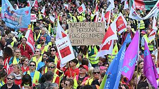 Laut Verdi nahmen 8.000 Menschen an der Demo teil.