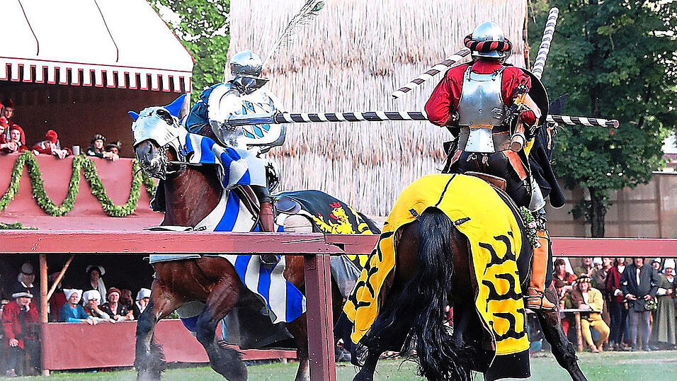 Schon am ersten Wochenende ritten Christoph der Starke von Bayern-M&uuml;nchen (Sebastian Ehn, links) und Eberhard von W&uuml;rttemberg (Michael Luger) beim Rennen &uuml;ber die Planken gegeneinander an.