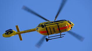 Ein Rettungshubschrauber flog den schwer verletzten Mann in ein Krankenhaus. (Symbolbild)