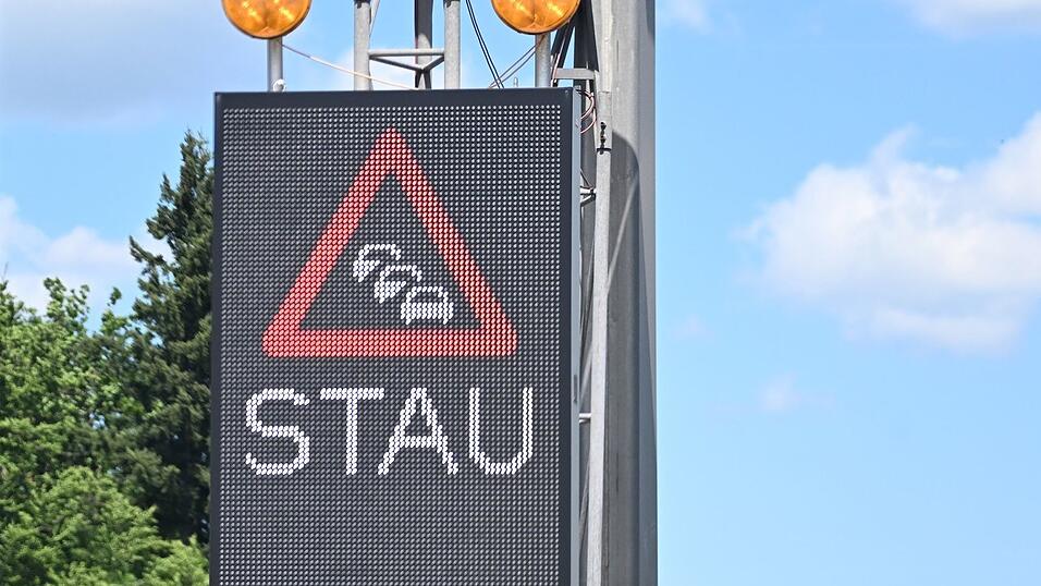 Der Verkehr staute sich nach dem Unfall auf über 30 Kilometern. (Symbolbild)