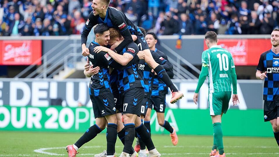 Paderborn jubelt über das Tor zum 1:0. Paderborn jubelt über das Tor zum 1:0.