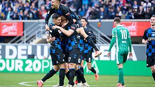 Paderborn jubelt über das Tor zum 1:0. Paderborn jubelt über das Tor zum 1:0.