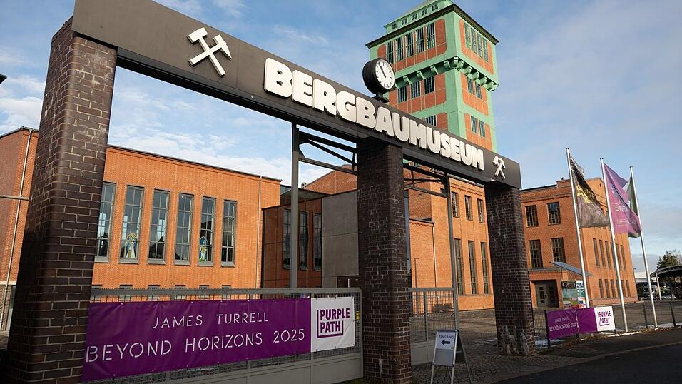 Auf dem Gel&auml;nde des Bergbaumuseums &laquo;Kohlewelt&raquo; hat der US-K&uuml;nstlers James Turrell sein neues Lichtkunstwerk &laquo;Beyond Horizons&raquo; geschaffen.