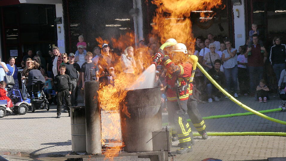 Brandbekämpung am offenen Feuer - eine echte Herausforderung. Da spielen viedle Faktoren mit. Brandbekämpung am offenen Feuer - eine echte Herausforderung. Da spielen viedle Faktoren mit.