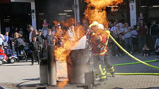 Brandbek&auml;mpung am offenen Feuer - eine echte Herausforderung. Da spielen viedle Faktoren mit.