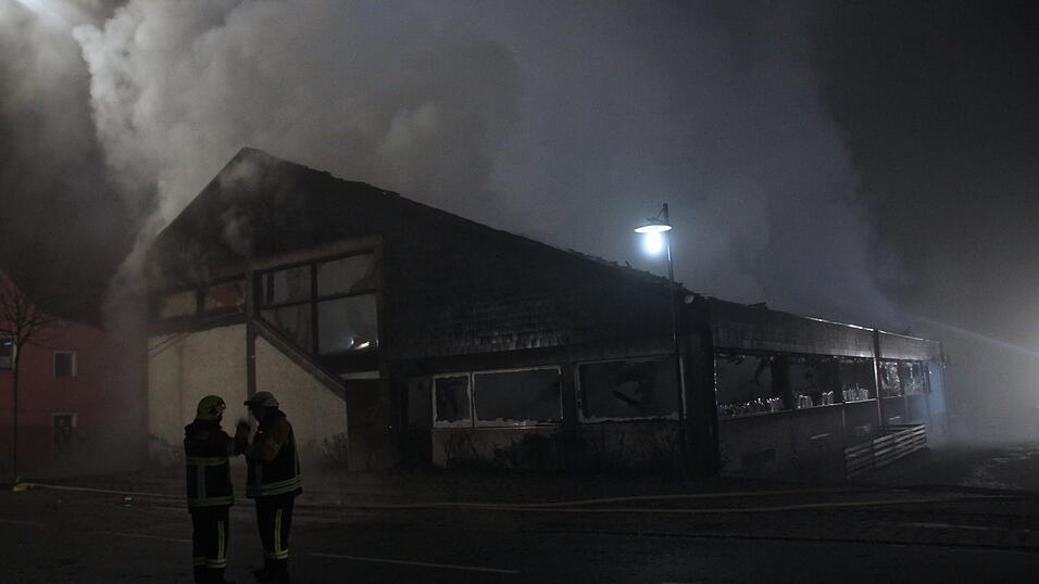 Die Kultdisko Penker in Ascha ist am frühen Mittwochmorgen in Flammen aufgegangen. Die Kultdisko Penker in Ascha ist am frühen Mittwochmorgen in Flammen aufgegangen.