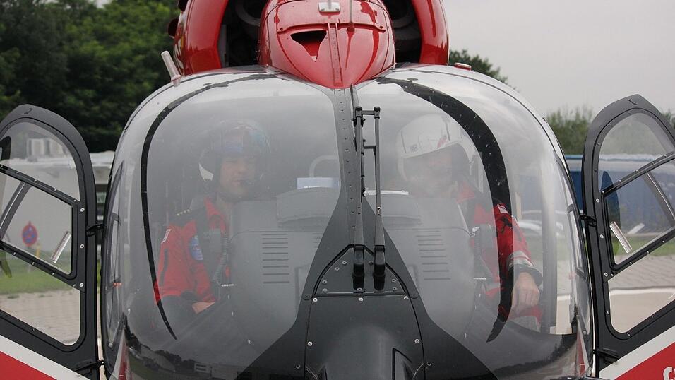 'Der Rettungsassistent sieht sich noch kurz am PC die Route an und steigt dann in den startbereiten Helikopter. Nach zwei bis drei Minuten sind wir in der Luft.'