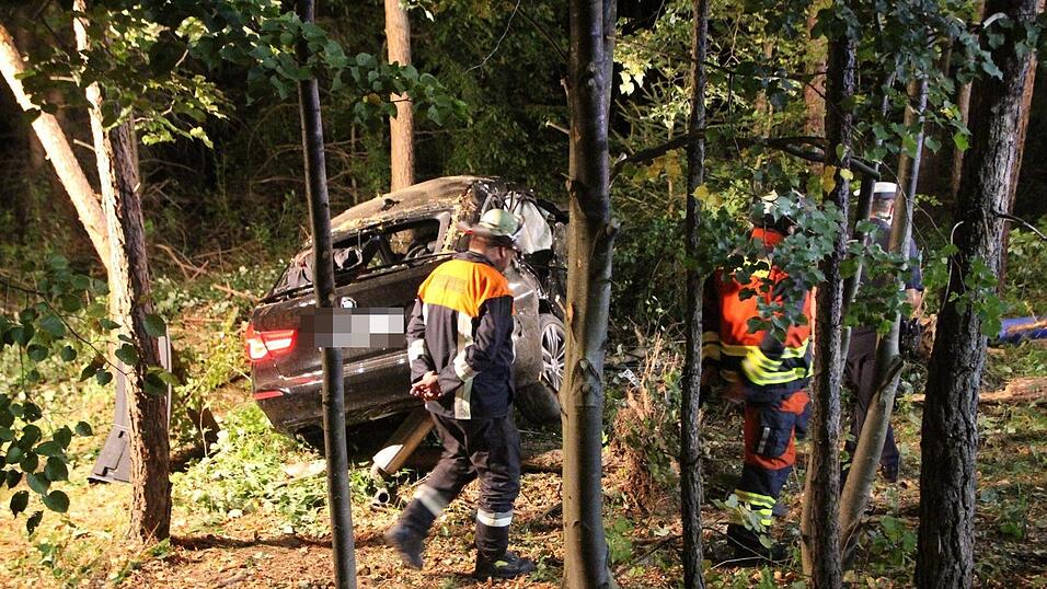 Schrecklicher Unfall in der Nacht auf Mittwoch in einem Waldst&uuml;ck bei Heinsacker (Kreis Regensburg). Die beiden Autowracks wurden von den Einsatzkr&auml;ften im Unterholz gefunden.