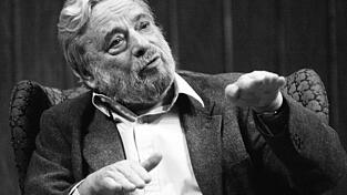 Der Komponist und Texter Stephen Sondheim gestikuliert w&auml;hrend einer Veranstaltung an der Tufts University in Medford. Sondheim, einer der bedeutendsten Texter und Komponisten der Musiktheaterbranche, ist tot.