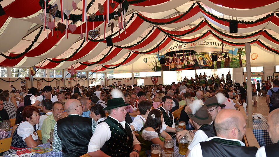 Es herrschte eine gute Atmosphäre im Zelt 7 beim Auftritt der Kapelle Josef Menzl. (Foto: Fabian Roßmann) Es herrschte eine gute Atmosphäre im Zelt 7 beim Auftritt der Kapelle Josef Menzl. (Foto: Fabian Roßmann)