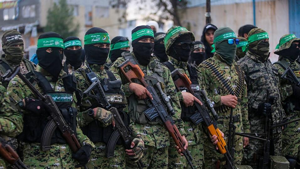 Vermummte und bewaffnete Mitglieder der Terrororganisation Hamas. Vermummte und bewaffnete Mitglieder der Terrororganisation Hamas.