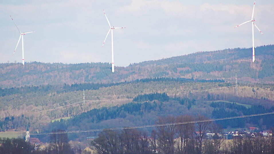 Windr&auml;der beim Schiederhof, im Vordergrund Hofdorf. Den W&ouml;rther Vorschl&auml;gen wird der Regionale Planungsverband wohl folgen.
