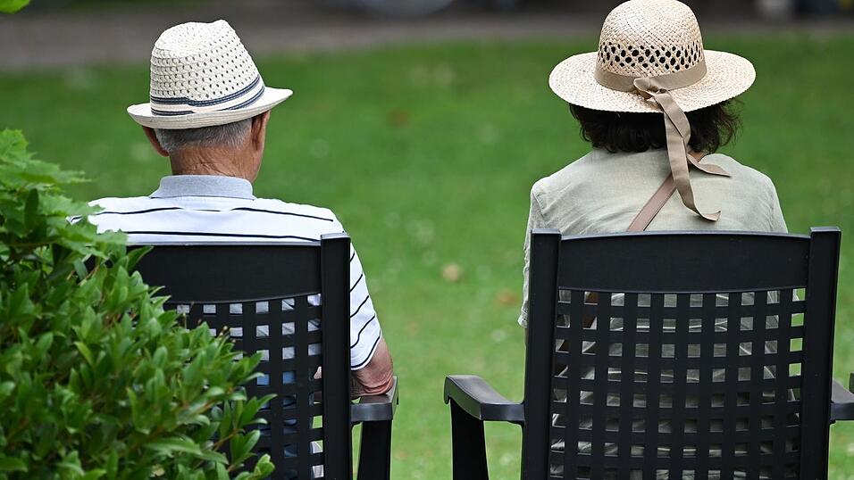 Nicht nur die Rentner, auch die Pension&auml;re sollten sich auf &Auml;nderungen einstellen. (Symbolbild)