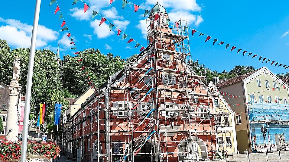 F&uuml;r die Malerarbeiten am Rathaus ist ein Ger&uuml;st aufgestellt.