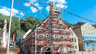 F&uuml;r die Malerarbeiten am Rathaus ist ein Ger&uuml;st aufgestellt.