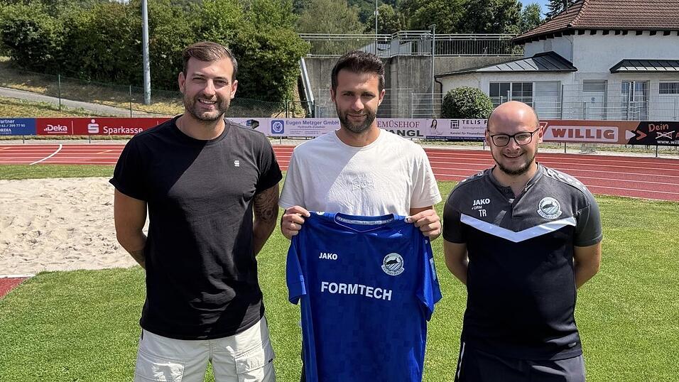 Max Bachl-Staudinger (Trainer des TSV Bogen) mit Neuzugang Christoph Beck und Michael Schuß (Co-Trainer TSV Bogen). Max Bachl-Staudinger (Trainer des TSV Bogen) mit Neuzugang Christoph Beck und Michael Schuß (Co-Trainer TSV Bogen).