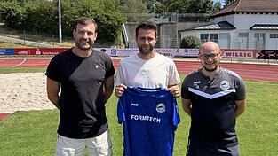 Max Bachl-Staudinger (Trainer des TSV Bogen) mit Neuzugang Christoph Beck und Michael Schuß (Co-Trainer TSV Bogen). Max Bachl-Staudinger (Trainer des TSV Bogen) mit Neuzugang Christoph Beck und Michael Schuß (Co-Trainer TSV Bogen).