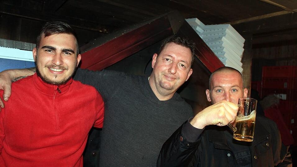 Bei einem schweren Unfall in der Gemeinde Frontenhausen sind zwei Menschen verletzt worden. Bei einem schweren Unfall in der Gemeinde Frontenhausen sind zwei Menschen verletzt worden.