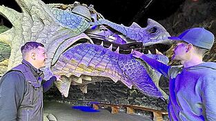 Blick unters Zahnfleisch: Kevin Ro&szlig;mann (links) und Bastian Bauer &uuml;bernahmen die Wartungsarbeiten.