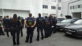 Einsatzbesprechung:&nbsp;Unternehmen der Kurier-, Express- und Paketdienste im Landkreis Landshut standen heute im Mittelpunkt der Kontrollen des Zolls.&nbsp;