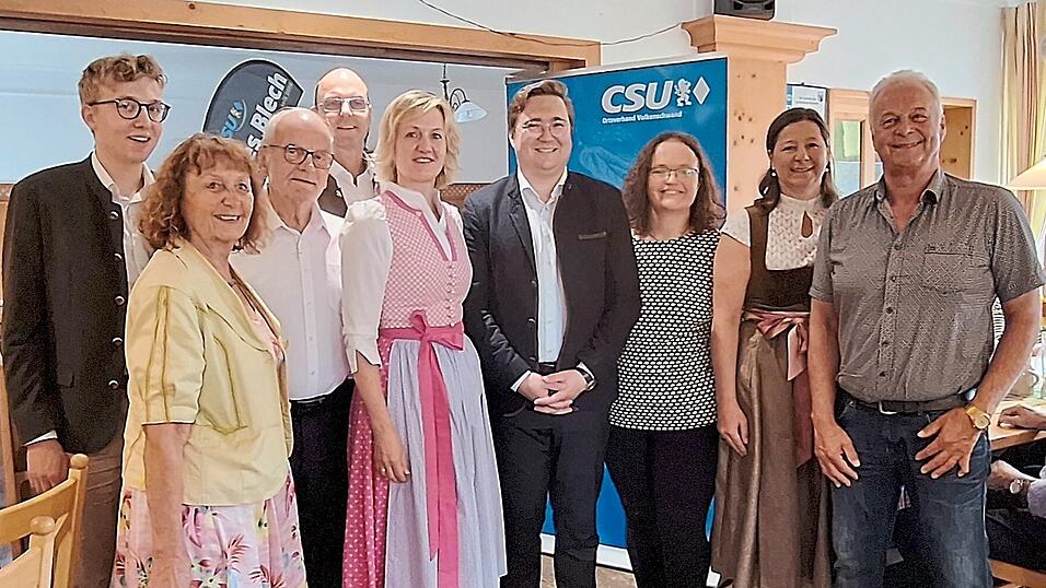 Im Mittelpunkt des Festes stand der Vortrag von MdB Christian Moser (Bildmitte), hier zusammen mit Ortsvorsitzender Petra Högl, Bürgermeister Franz Högl, Bezirksvorsitzender der Senioren-Union, den Vorsitzenden des Arbeitskreises Umwelt, Michael Zenger mit Stellvertreterin Edeltraud Eifler (v.l.) sowie Mitgliedern der Vorstandschaft des Ortsverbands. Im Mittelpunkt des Festes stand der Vortrag von MdB Christian Moser (Bildmitte), hier zusammen mit Ortsvorsitzender Petra Högl, Bürgermeister Franz Högl, Bezirksvorsitzender der Senioren-Union, den Vorsitzenden des Arbeitskreises Umwelt, Michael Zenger mit Stellvertreterin Edeltraud Eifler (v.l.) sowie Mitgliedern der Vorstandschaft des Ortsverbands.